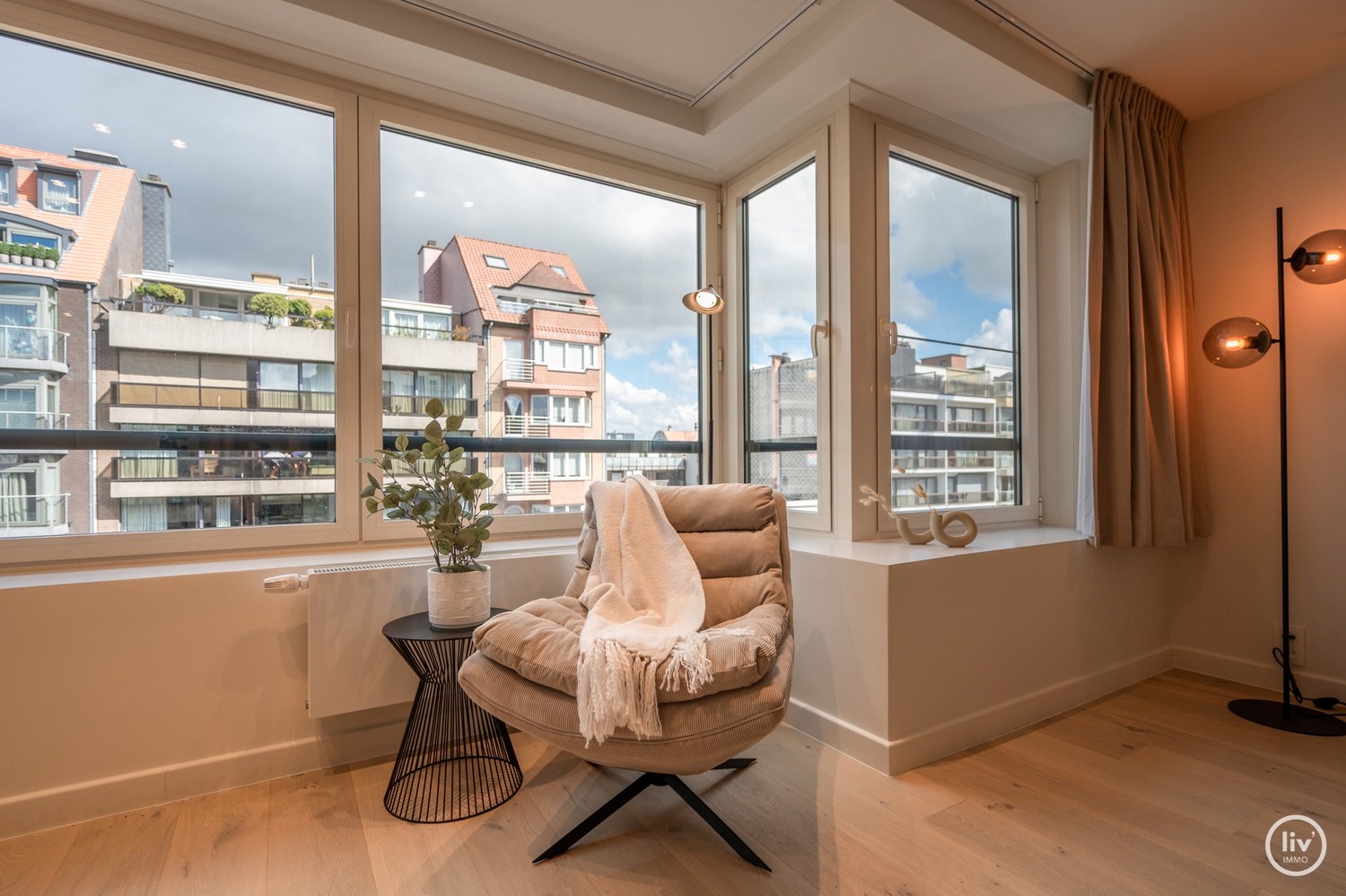Prachtig, ruim gerenoveerd appartement met een mooie gevelbreedte van 7 m, gelegen op de Lippenslaan te Knokke. 