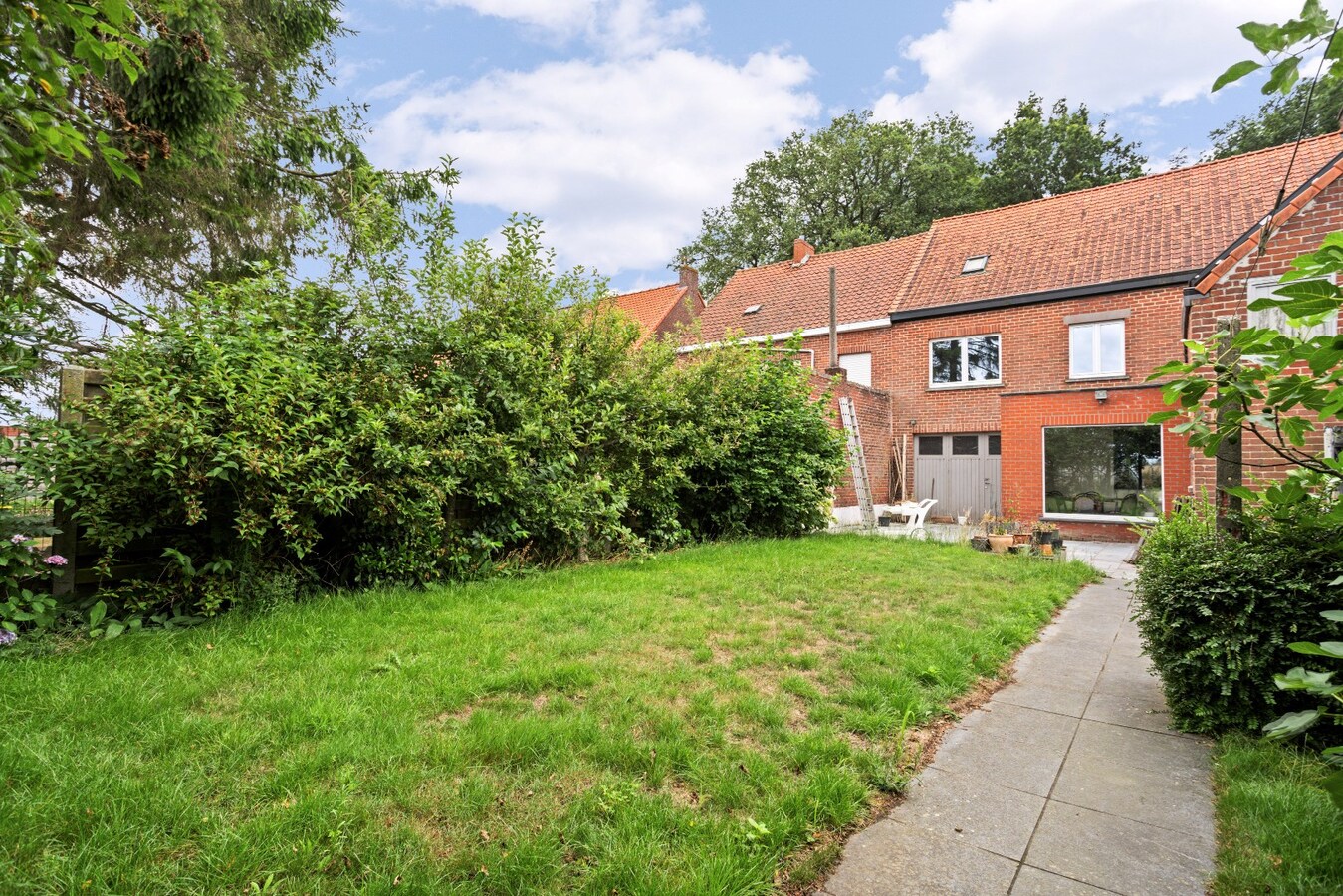 Verrassend ruime gezinswoning met garage op ruim perceel van 530m² 