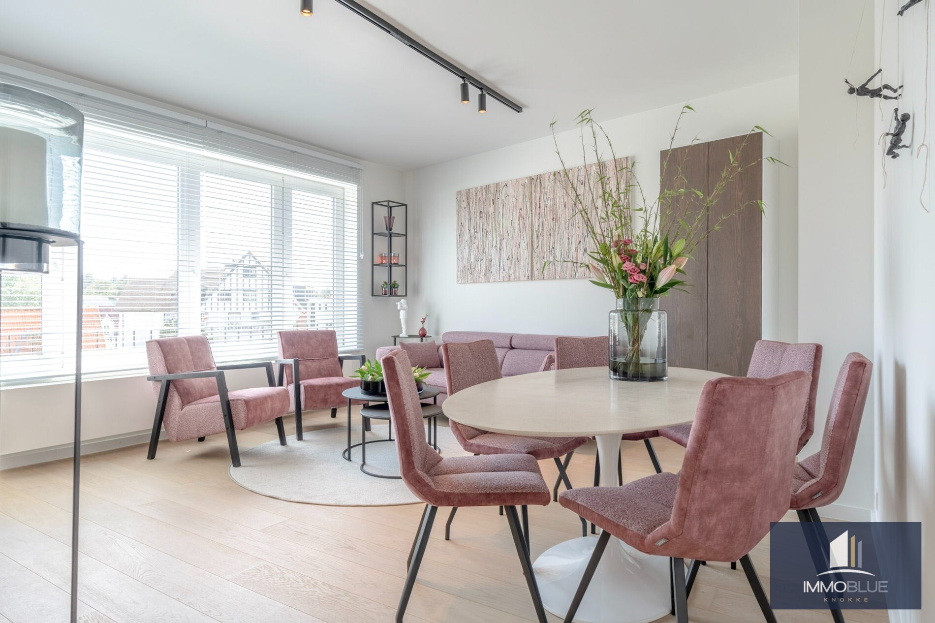 Situé dans un endroit calme, cet appartement entièrement rénové offre une vue dégagée sur les villas. 