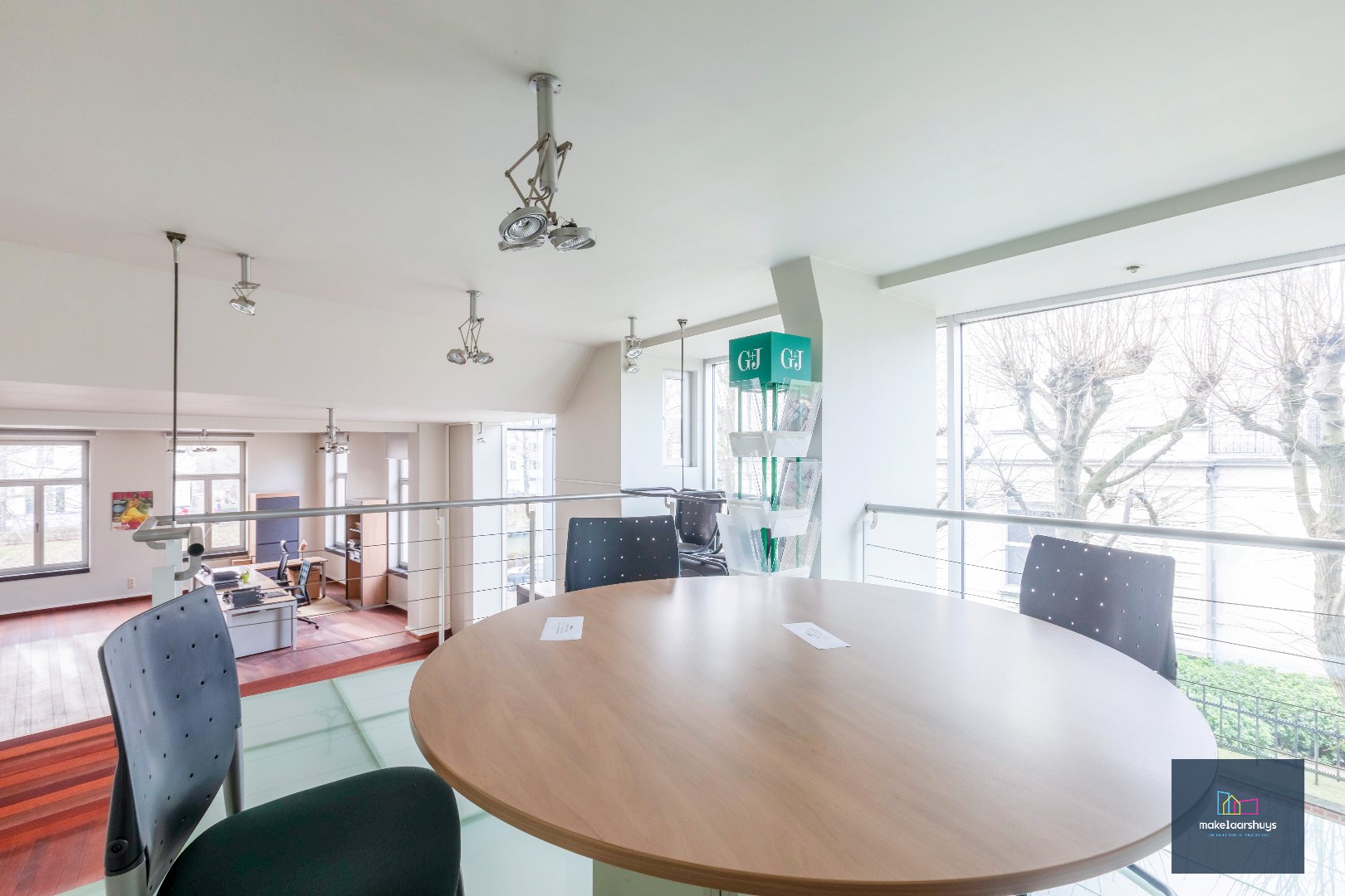 Luxueuze kantoorloft met inpandige staanplaats  en kelderberging  te Coupure Rechts. 