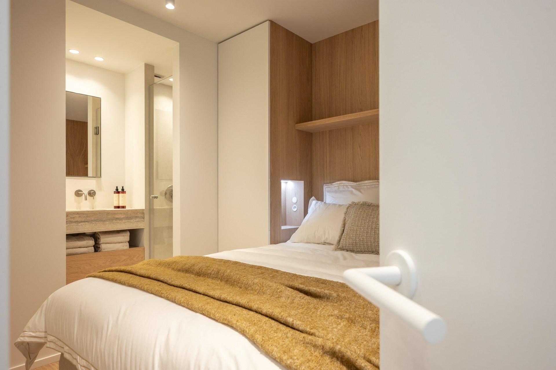 Exclusief gerenoveerd appartement met 3 slaapkamers te koop vlak bij het Albertstrand en het Lichtorenplein. 