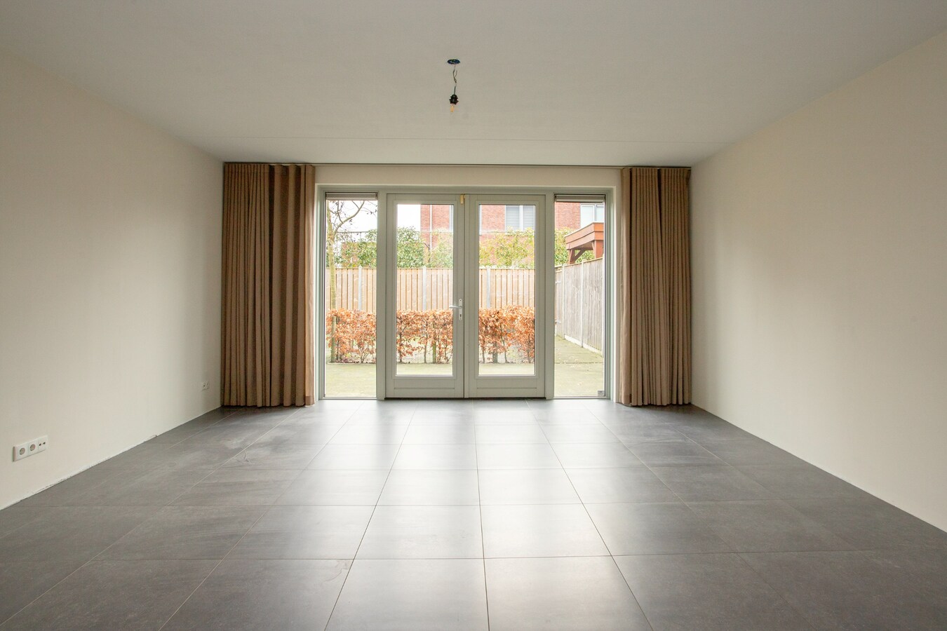 Moderne hoekwoning uit 2016 gelegen in een jonge en kindvriendelijke woonwijk in Lage Mierde. 