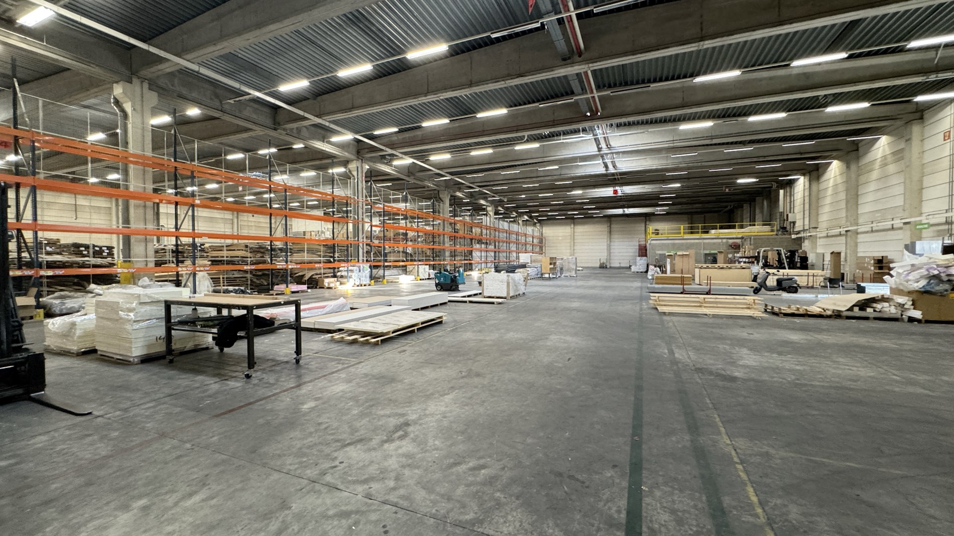 Loods met kantoor te huur nabij E19 in Mechelen