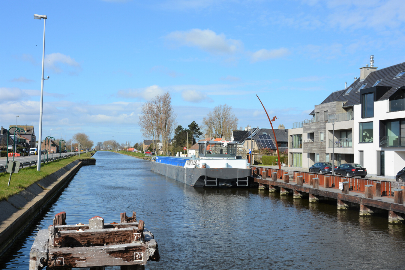 Woning met tuin langs het kanaal 