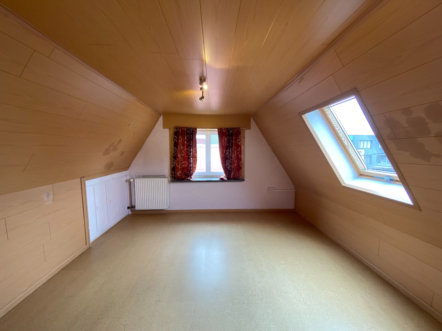Authentieke burgerwoning met ruime garage en uitweg achteraan! 
