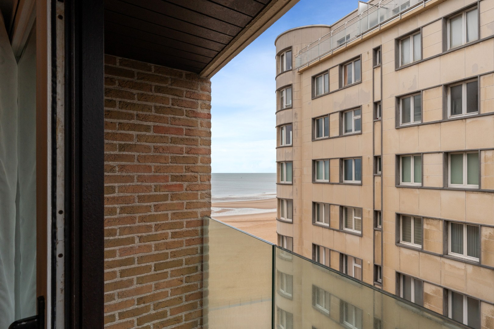 STUDIO MET ZIJDELINGS ZEEZICHT EN TERRASJE OP TOPLIGGING 