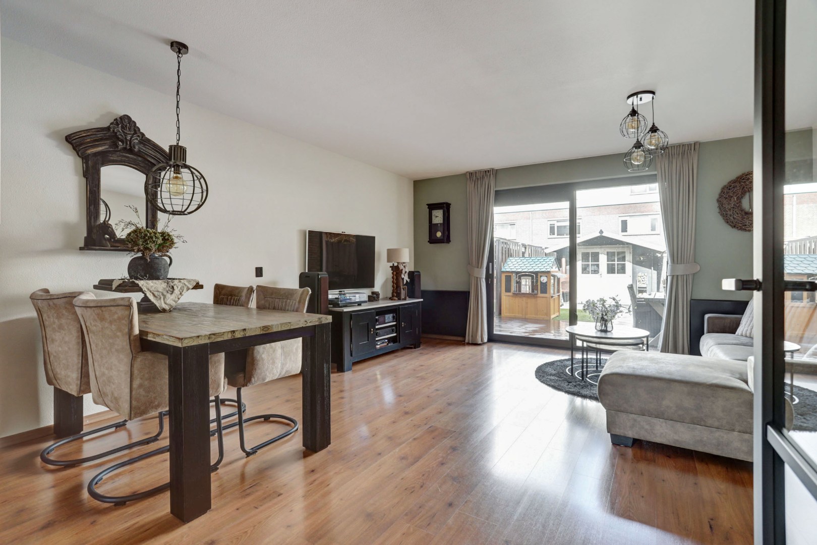 Energiezuinige (A-label) en uitstekend onderhouden 4-kamer tussenwoning met voor- en achtertuin met houten berging! 