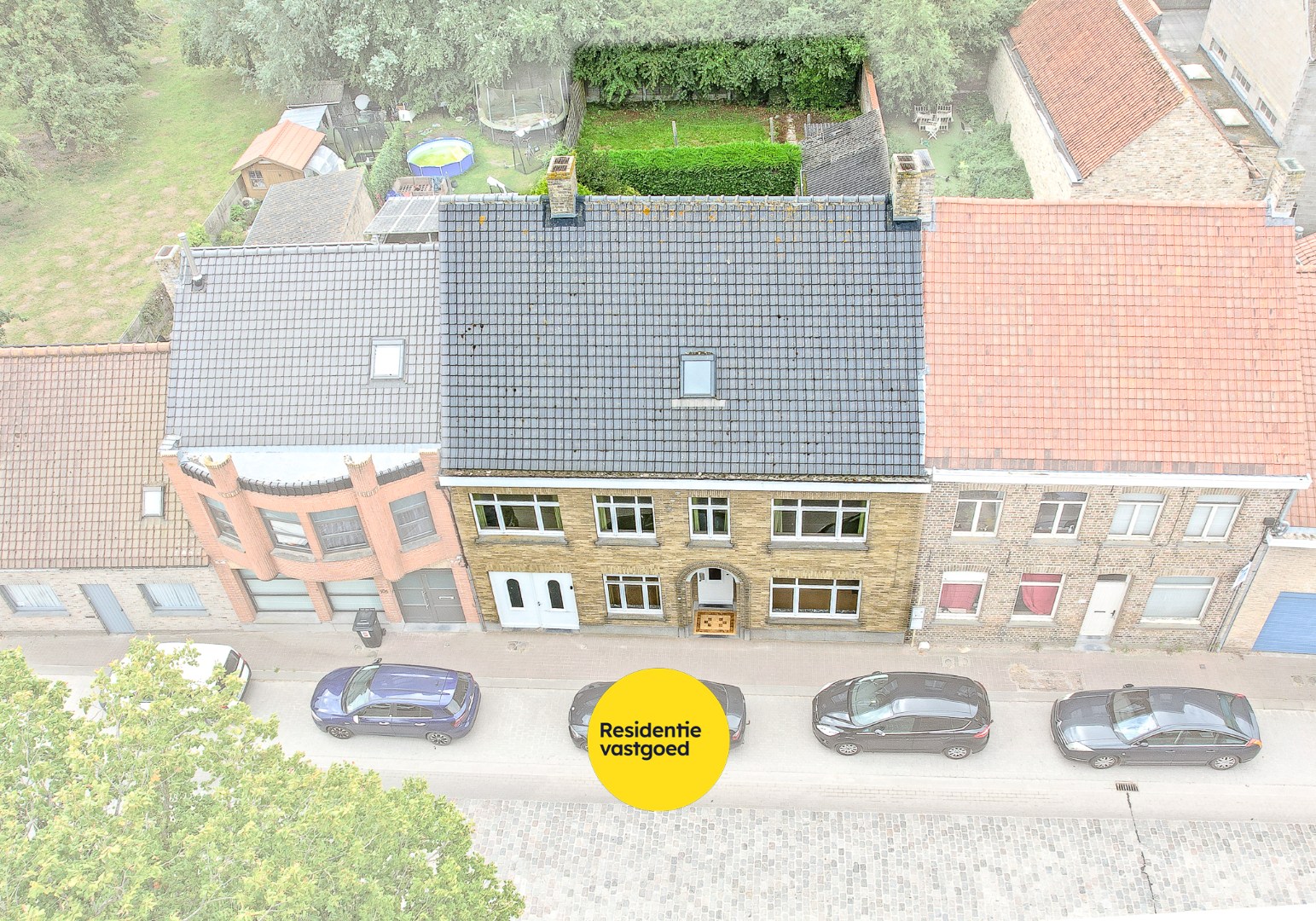 Zeer ruime te renoveren woning met statige gevel op 445 m² met zuid-west georiënteerde tuin. 