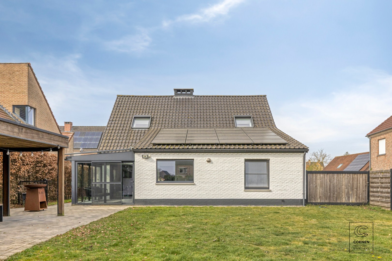Gerenoveerde woning met 4 à 5 slpk's op een gunstige ligging te Oelegem! 