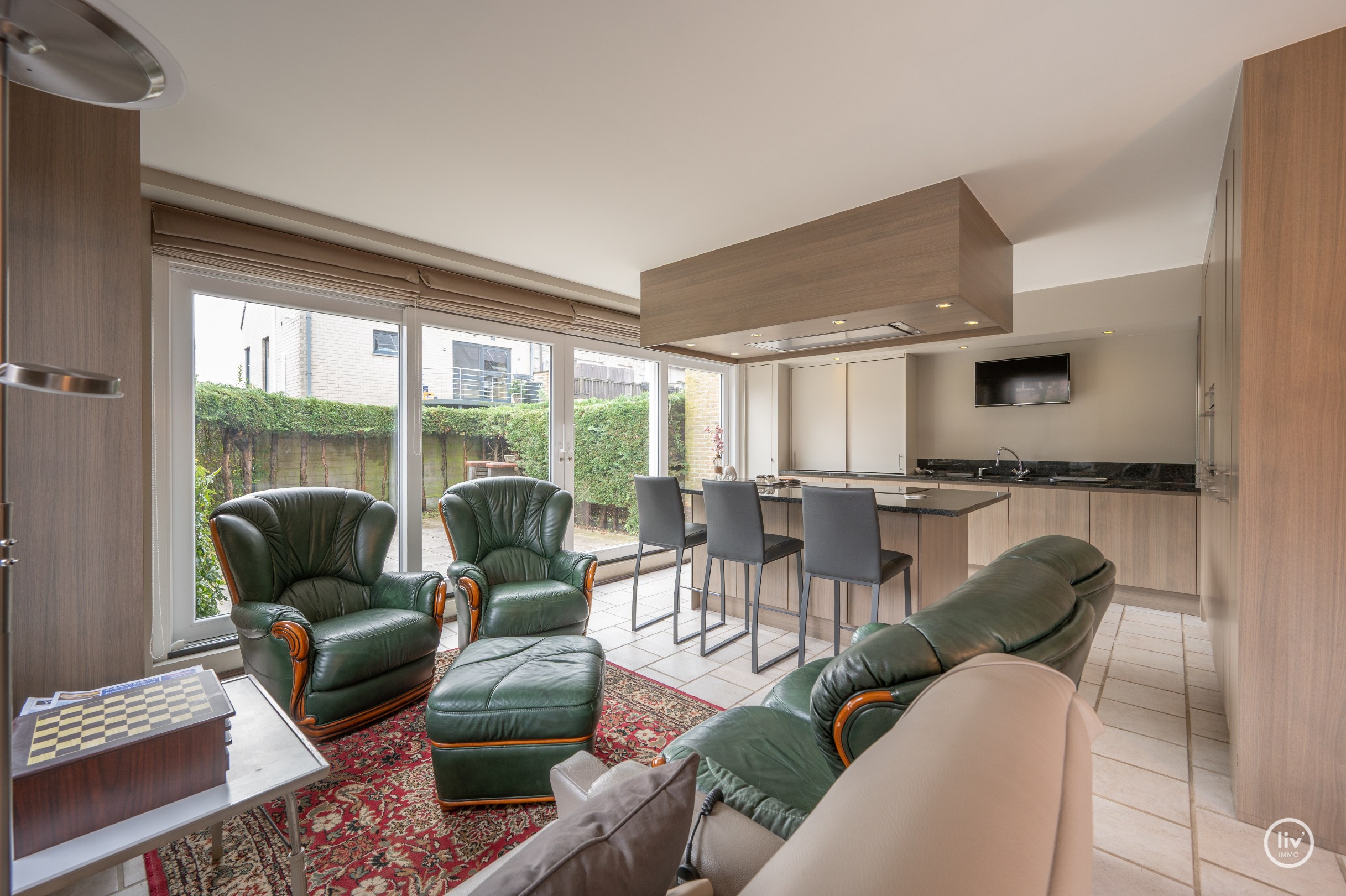 Ruime woning met 4 slaapkamers gelegen in centrum Knokke vlakbij Duinenwater. 