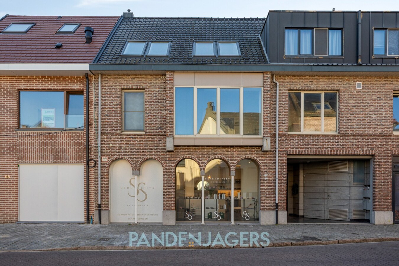 Stijlvol en hoogwaardig afgewerkt handelspand met visibiliteit te Duffel 