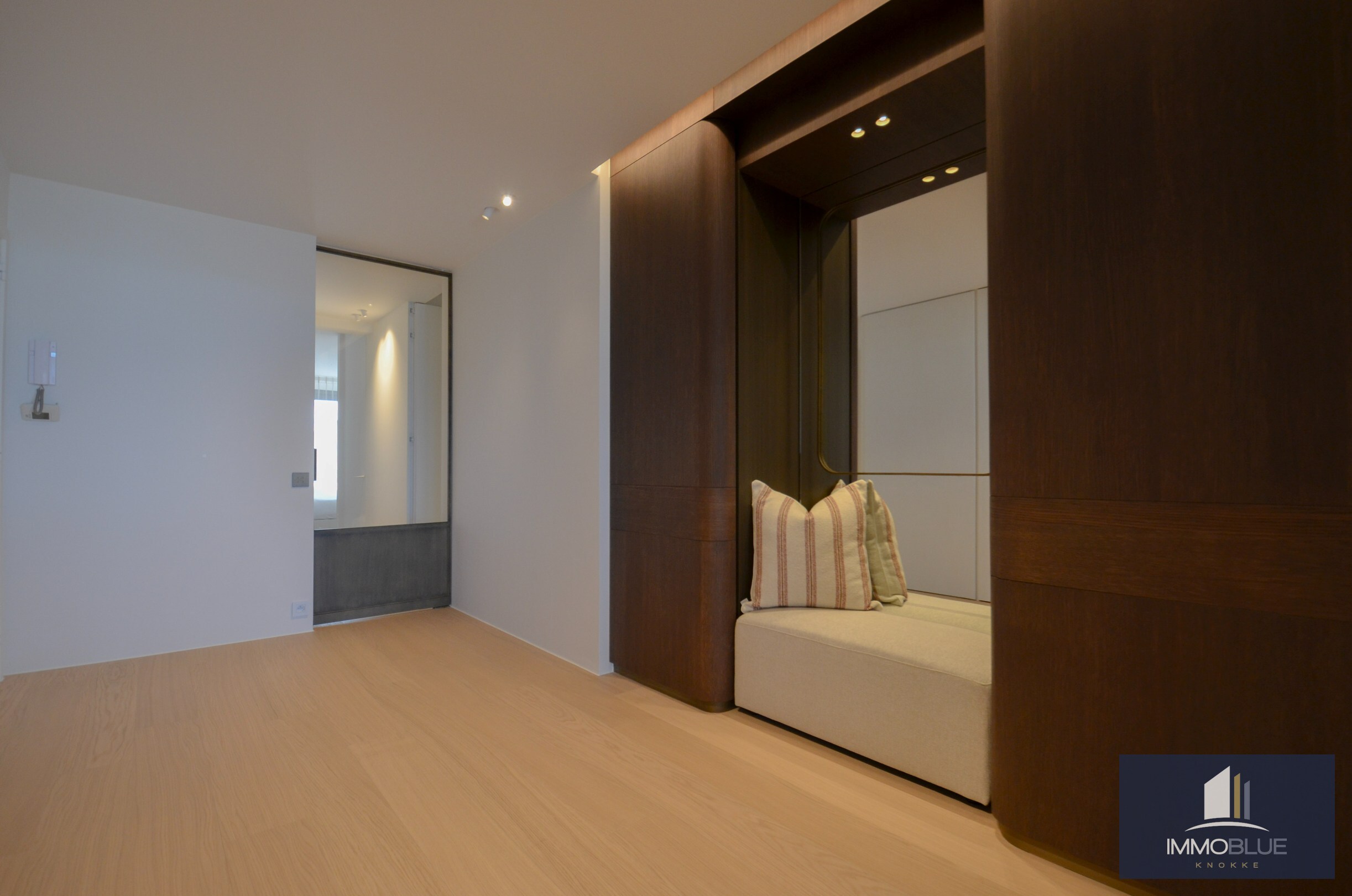 Uitzonderlijk gerenoveerd appartement met frontaal zeezicht in het Zoute. 