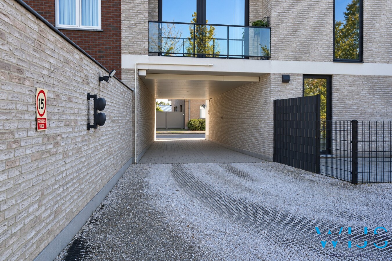 Recent verzorgd gelijkvloers appartement met garage en staanplaats ! 