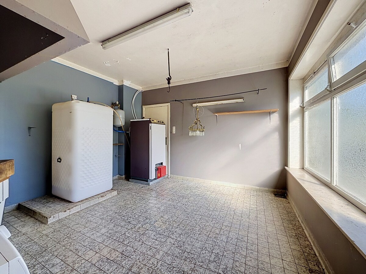 Ruime sixties villa op 3.630m² nabij dorpskern Steenhuize 
