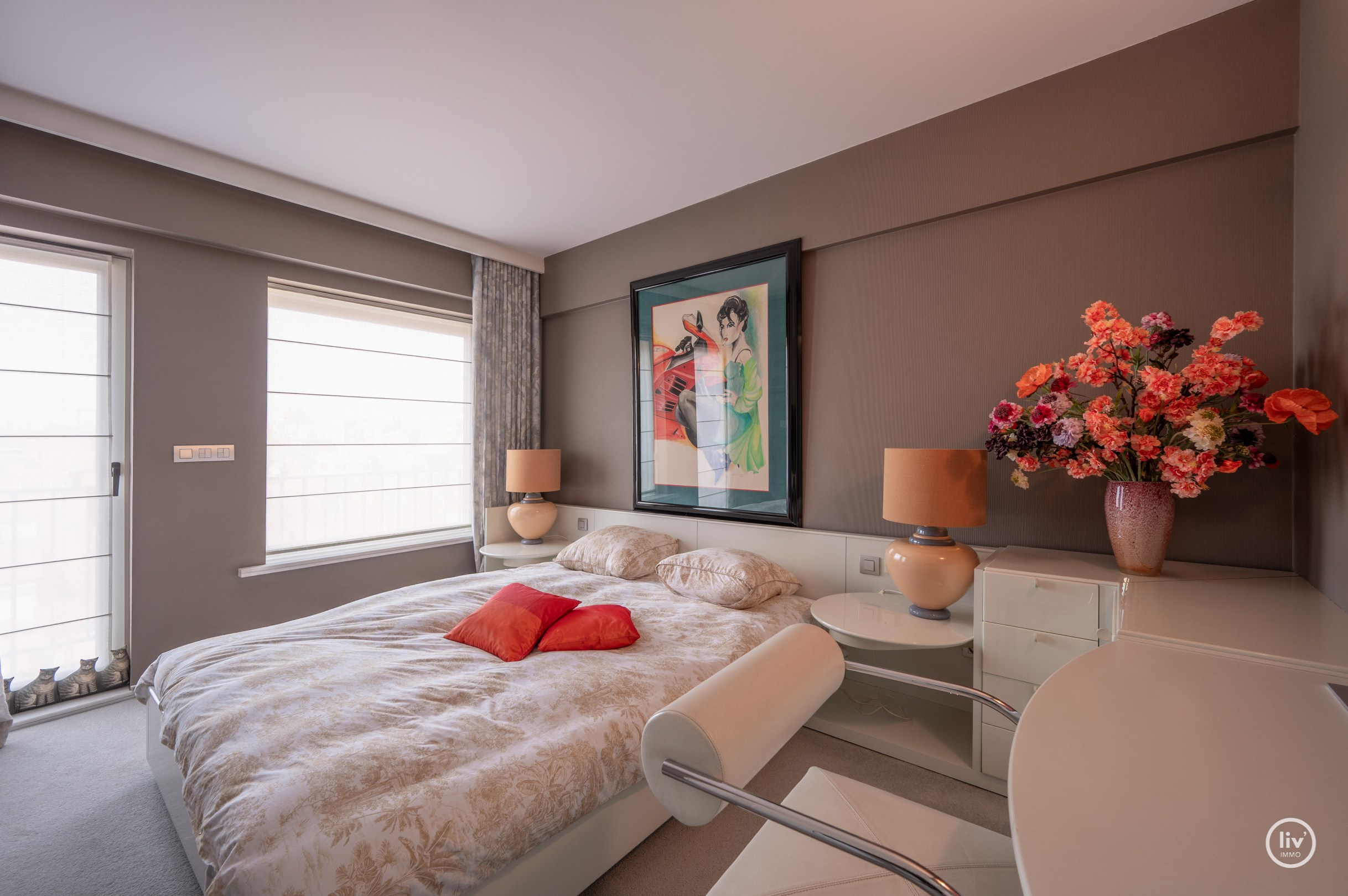 Dit magnifieke duplexappartement combineert uitzonderlijke volumes met adembenemende zichten over zowel de omliggende bossen als de zee. 