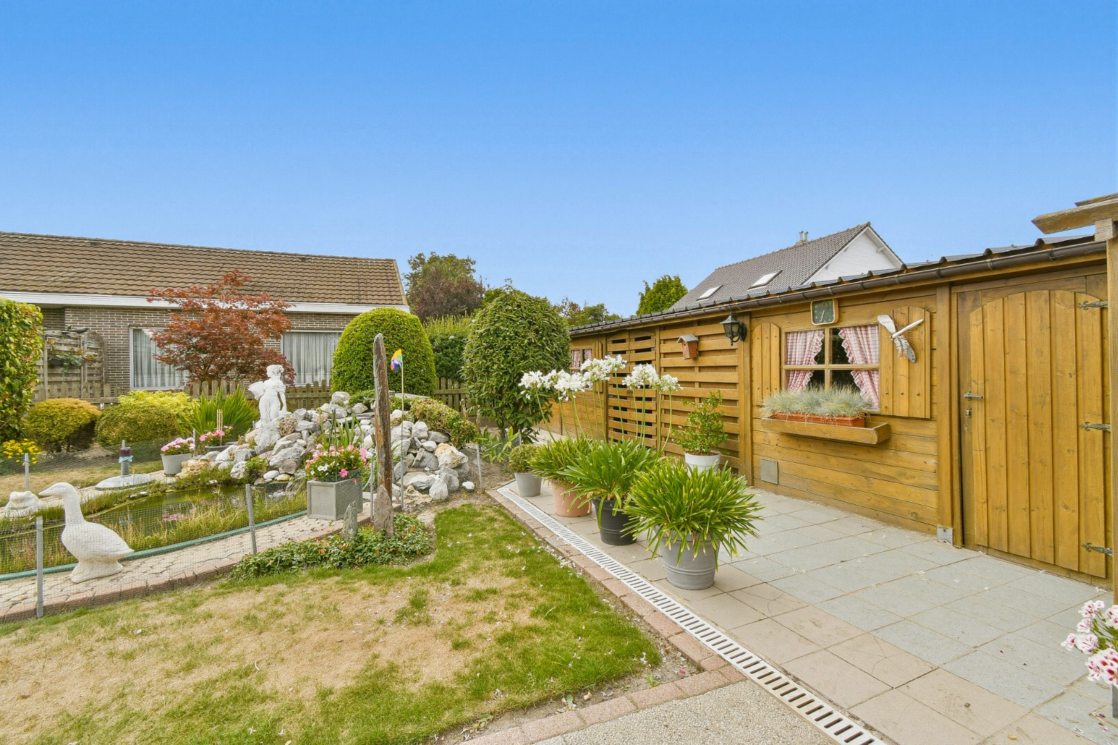 Alleenstaande villa op ruim perceel van 854 m2 in rustige woonwijk te Gistel 