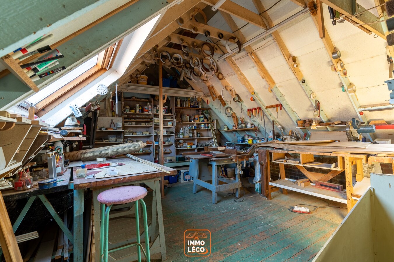 Maison offrant un excellent potentiel avec terrasse et garage inclus, dans une rue calme proche du centre-ville ! 