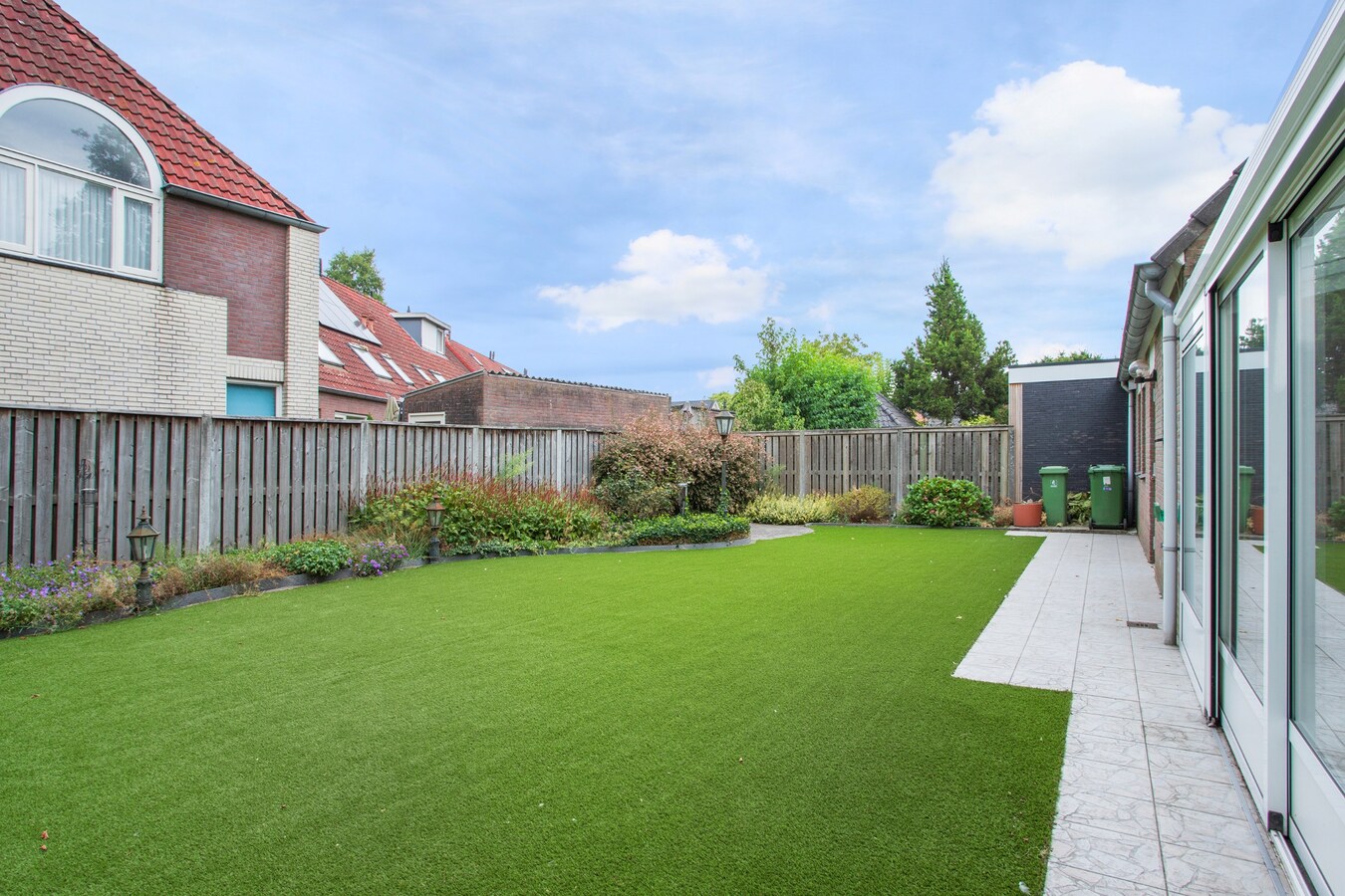 Vrijstaande degelijk gebouwde woning met inpandige dubbele garage. 