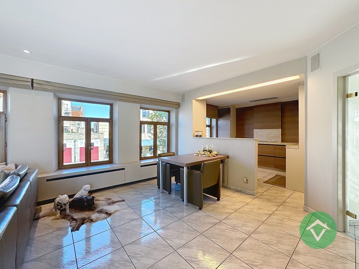 Deze instapklare handelswoning is gelegen in het centrum op een commerciële topligging op de markt van Koekelare 