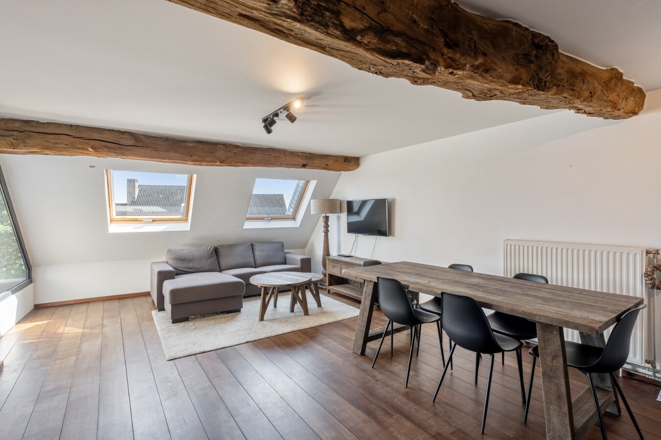 Comfortabel duplex appartement op de 3de en 4de verdieping van een kleinschalige residentie op een steenworp van de historische markt! 