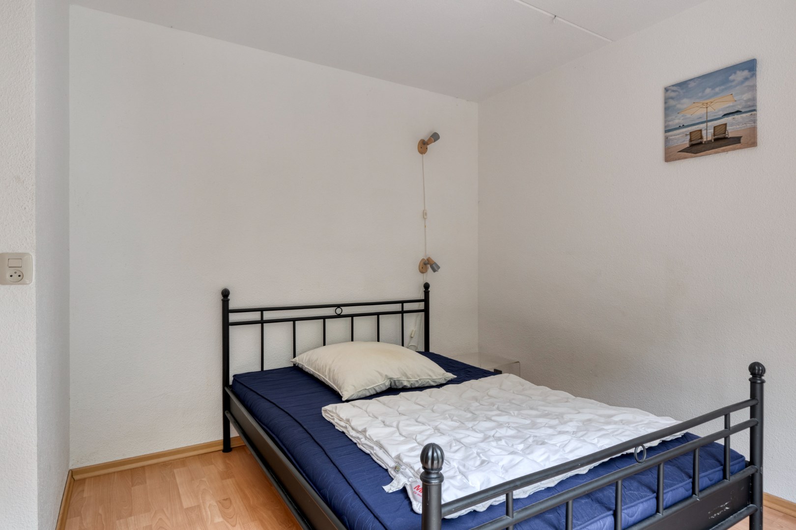 Vrijstaande 8-persoons vakantiewoning, gelegen op een unieke plek met vrij uitzicht over de Oosterschelde, kijkend richting het schilderachtige Zierikzee, wacht deze woning op een nieuwe eigenaar! 