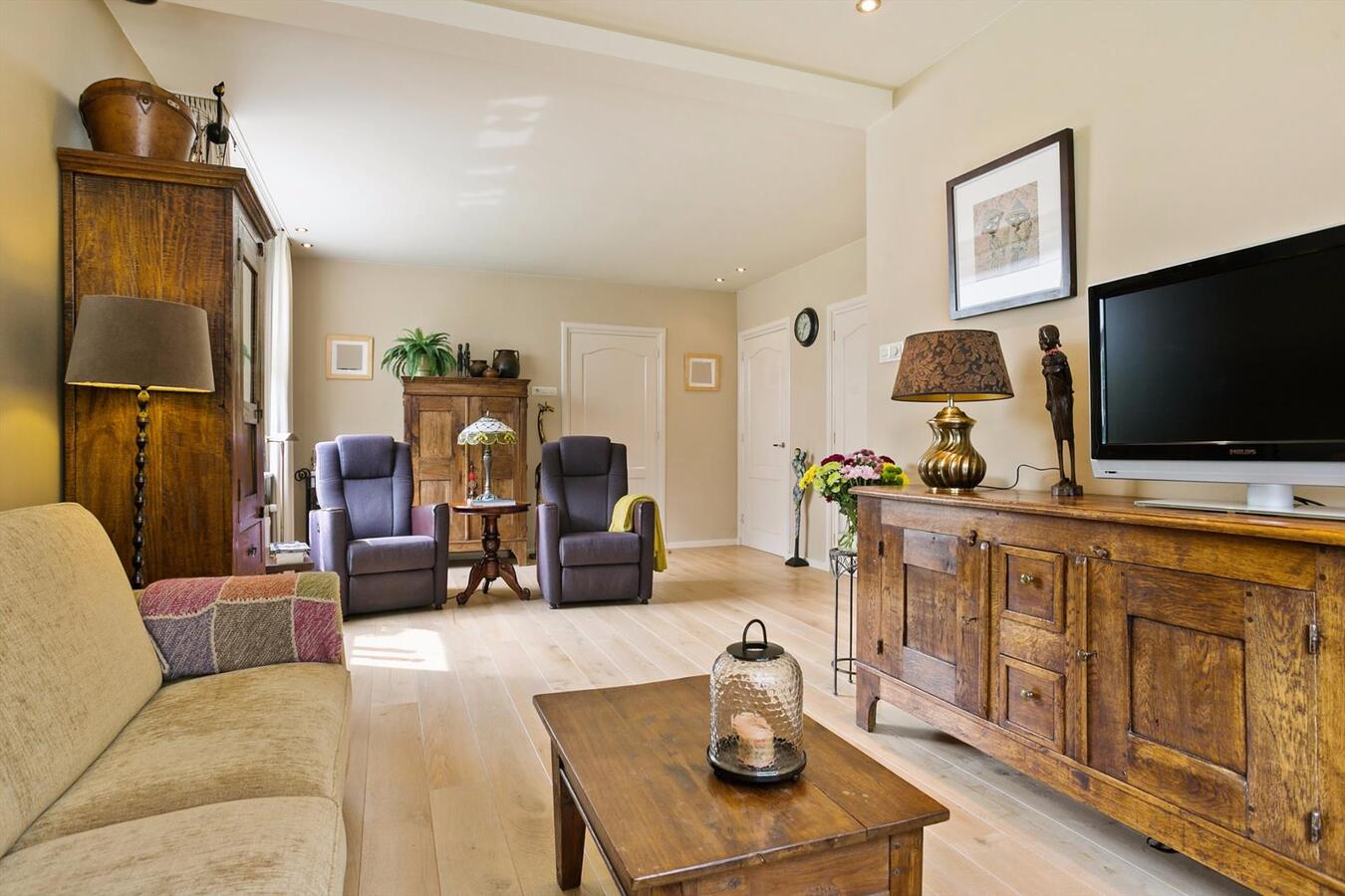 Fraai gelegen, karakteristiek vooroorlogs, vrijstaand gerenoveerd woonhuis op perceel van 1.035 m2 aan de Tonterstraat 42 te Riethoven. 