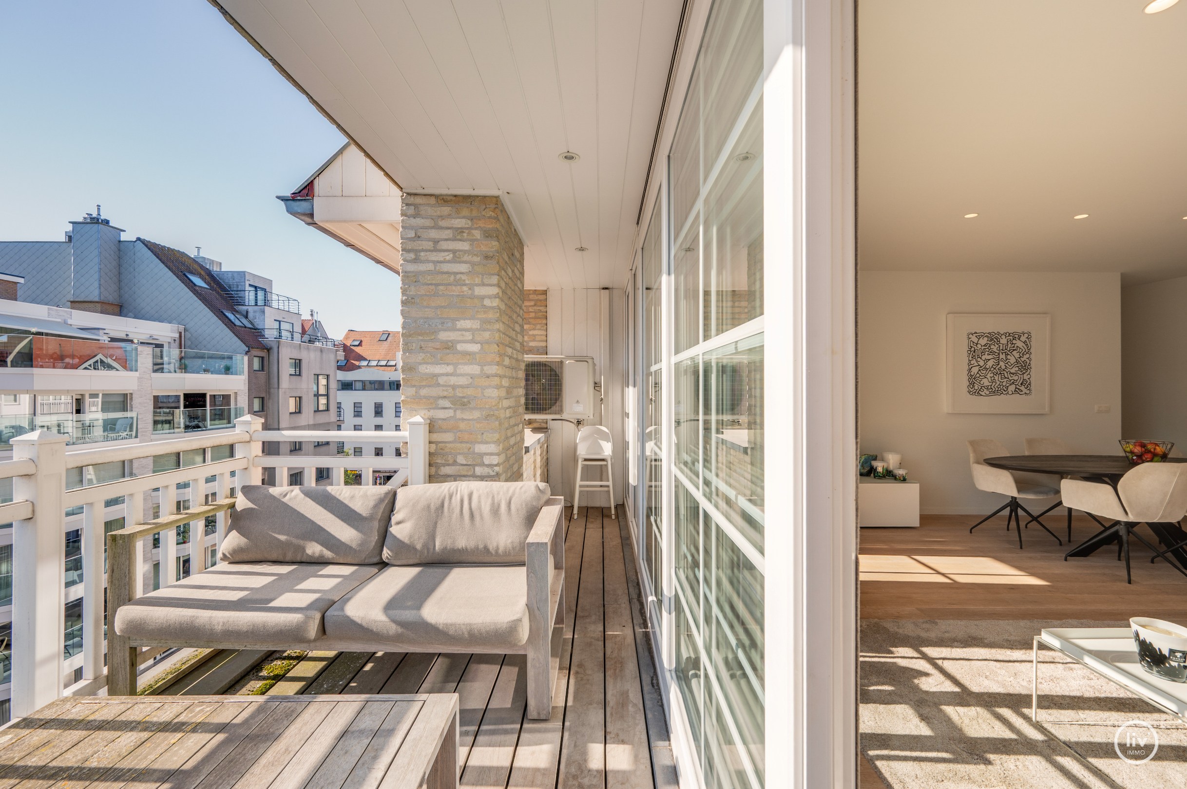 Magnifique, spacieux et récent (2015) appartement avec 3 chambres à coucher complètes et une terrasse ensoleillée, bien situé sur l'avenue Léopold à Knokke. 