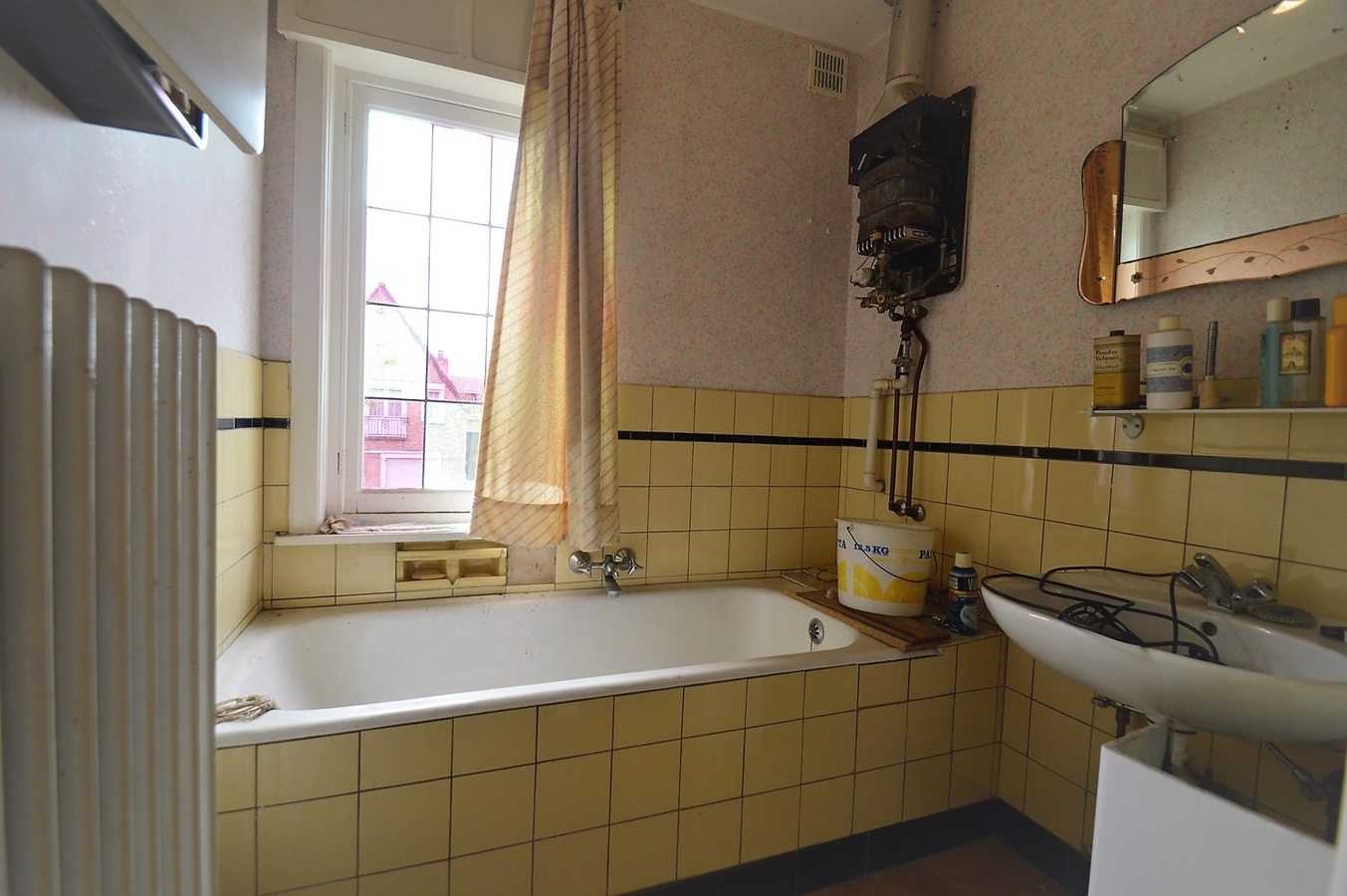 Ruime te renoveren gezinswoning op rustige maar centrale ligging - Sint-Andries 