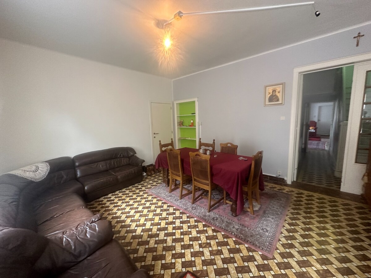 Centraal gelegen handelswoning met 5 slaapkamers 