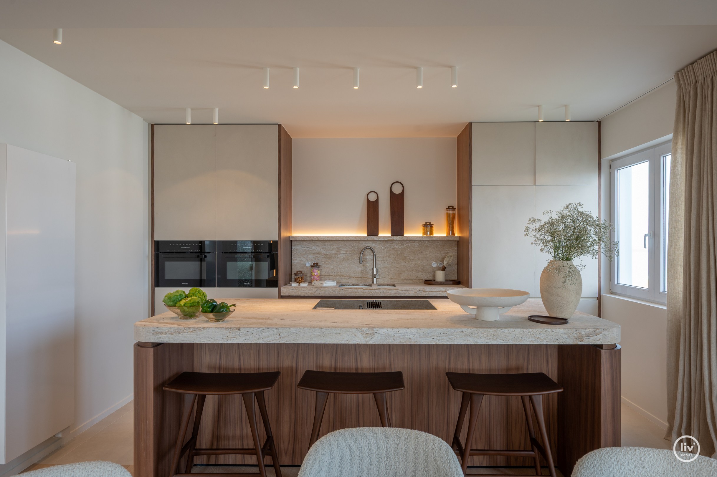 Zeer luxueus gerenoveerd 4 slaapkamer hoekappartement ideaal gelegen te Duinbergen genietend van zeezicht. 