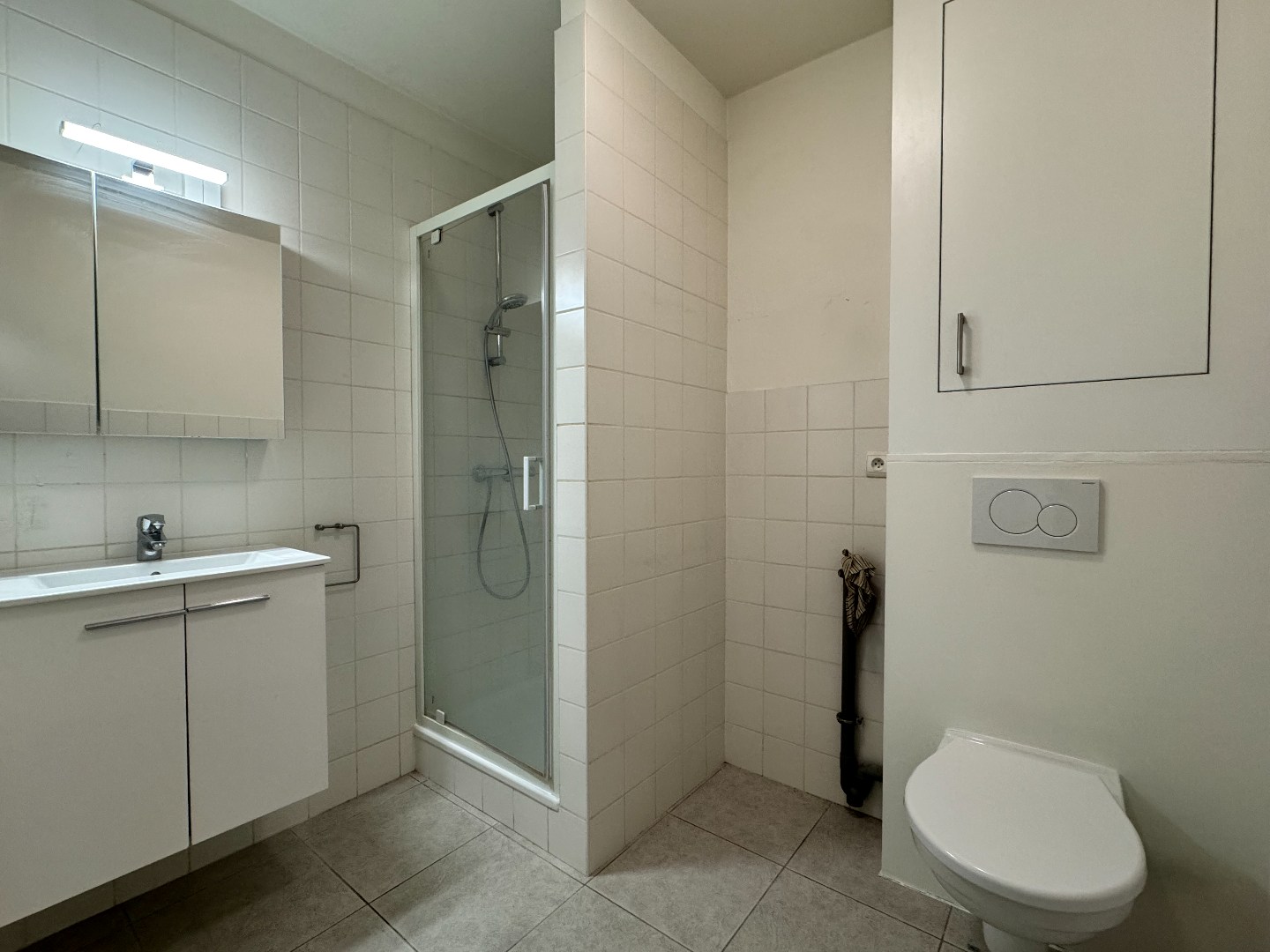 Verzorgd gelijkvloers appartement met 2 slaapkamers en garage. 