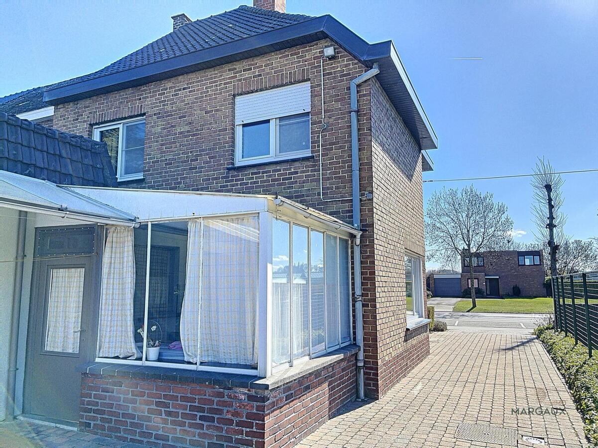 Verkocht op 1 dag! Te renoveren halfopen bebouwing op groot perceel 