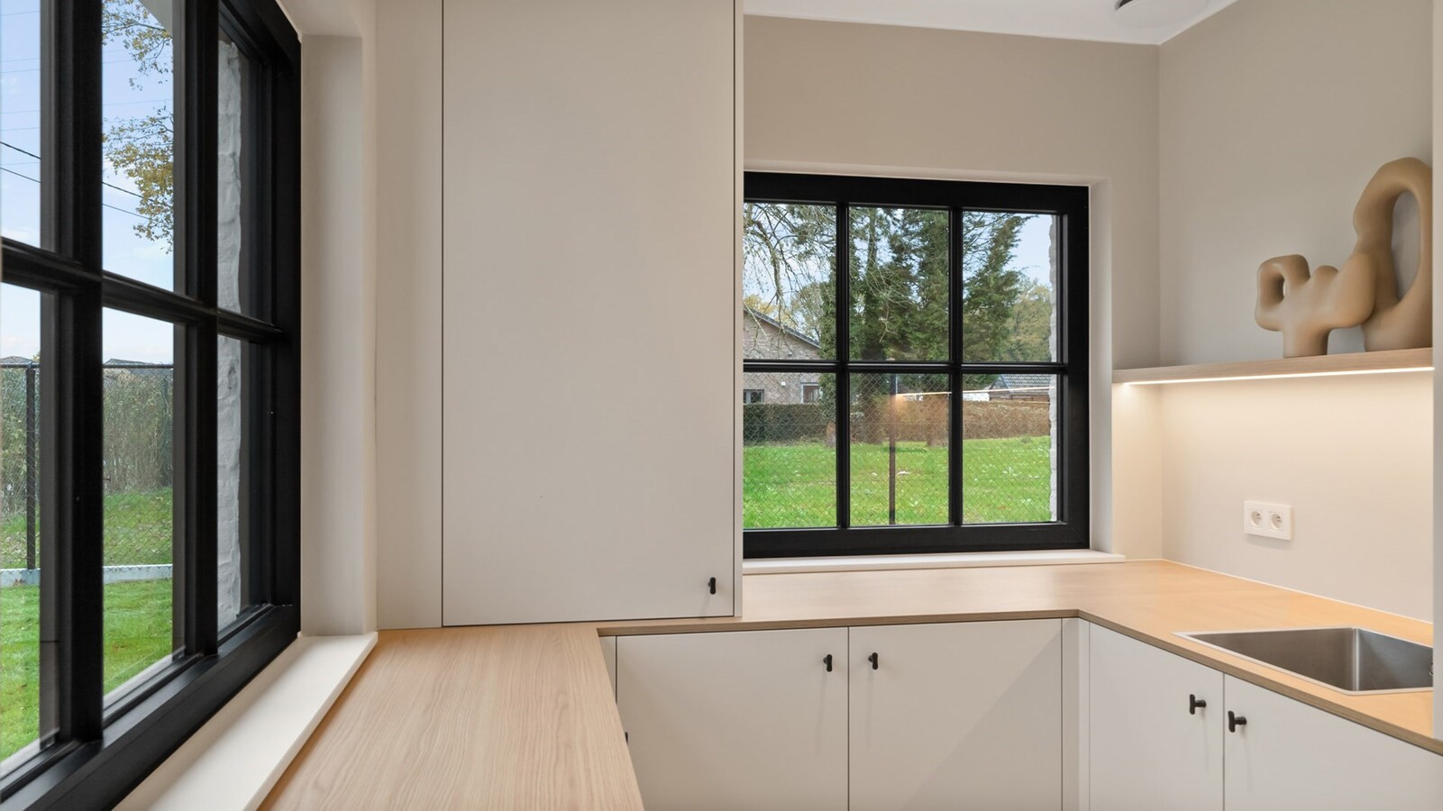 Luxueus landhuis met binnen- en buitenpiste en paardenstallen op een domein van ca. 3 ha te As 