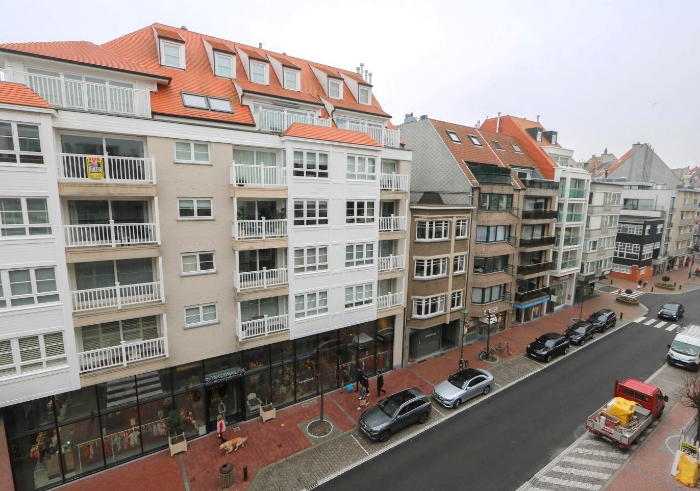 Zonnig en recent gerenoveerd appartement met 2 slaapkamers, gelegen op de Dumortierlaan, 