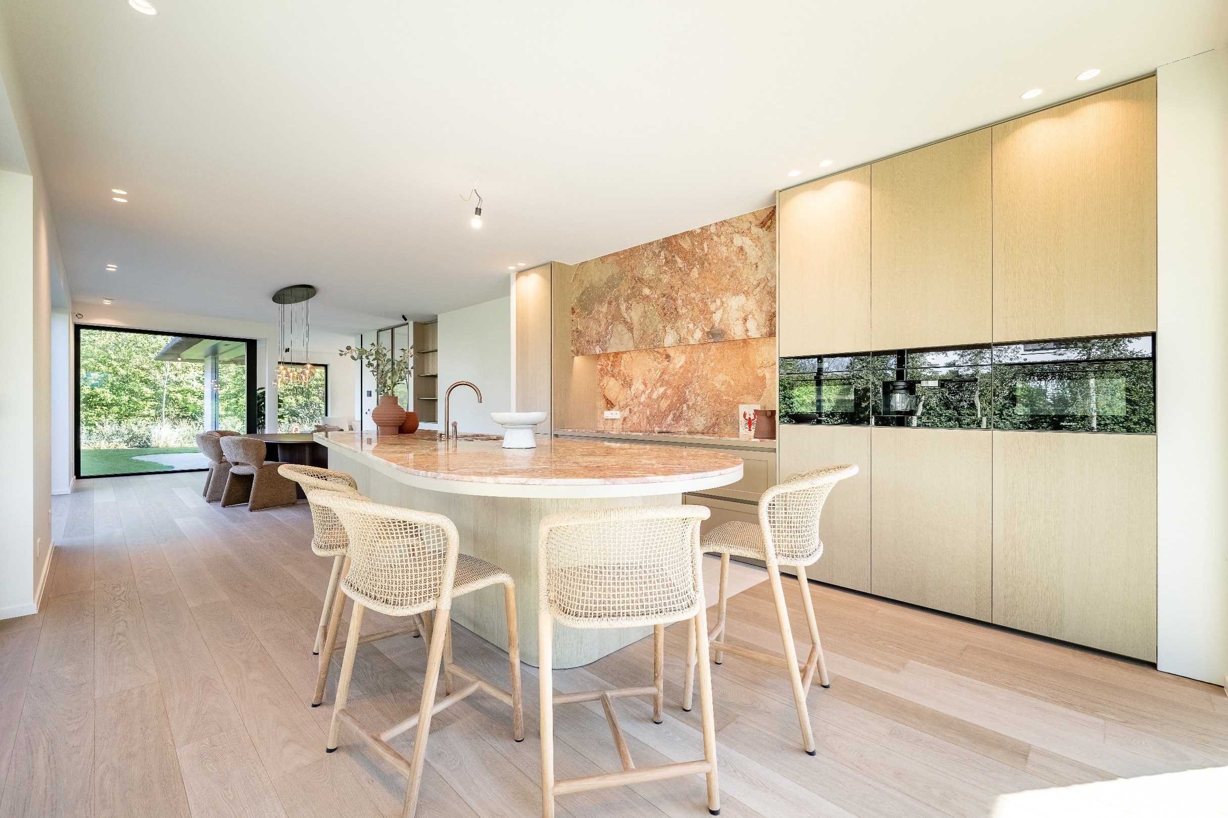 Indrukwekkende nieuwbouwvilla in hartje Zoute op enkele passen van de golf te Knokke. 