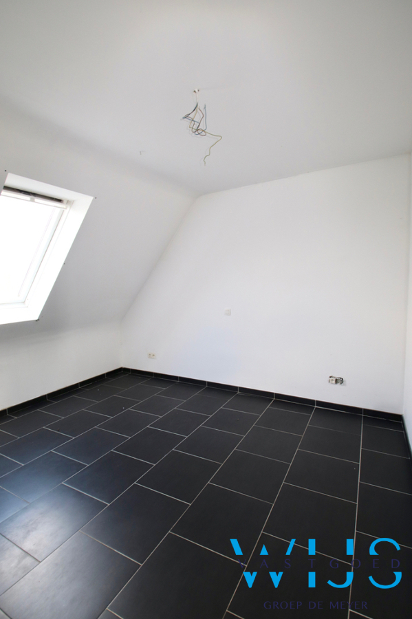 Tweeslaapkamer appartement met terras &amp; garage te BASSEVELDE! 