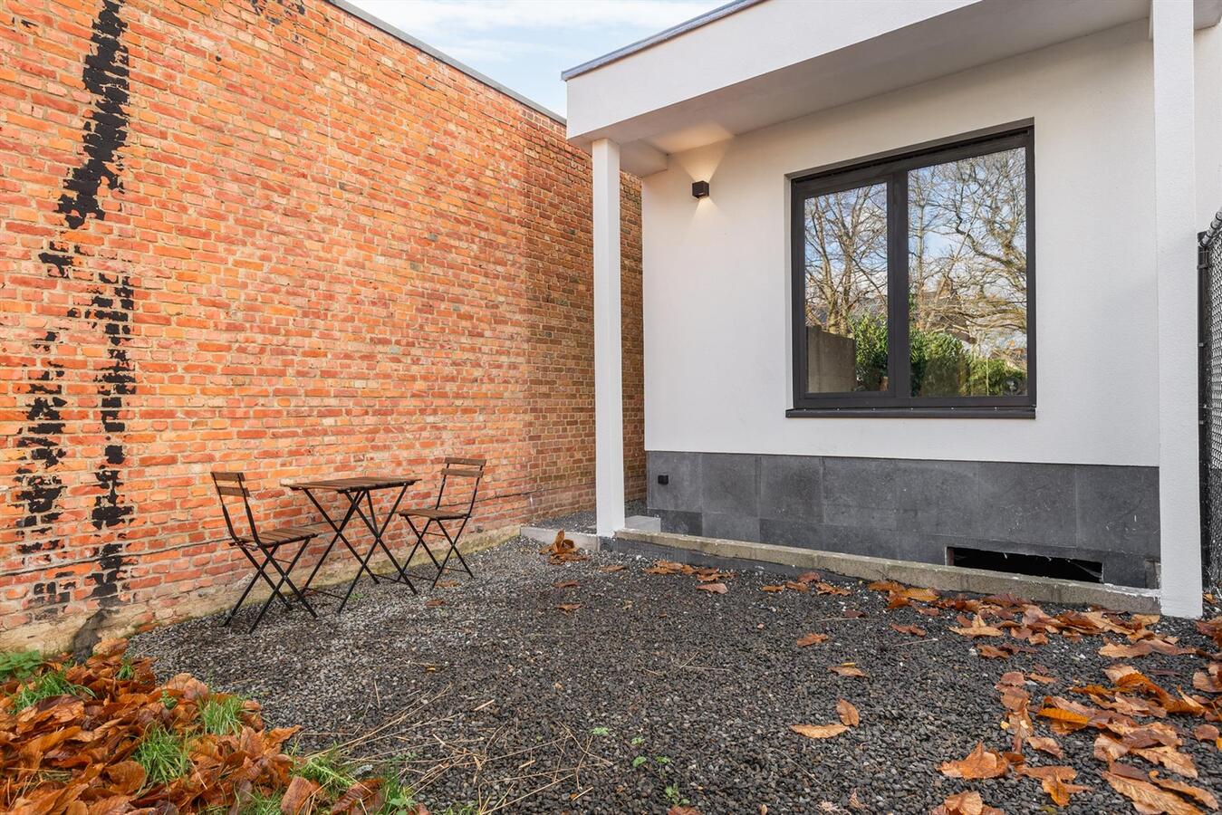 Gerenoveerd gelijkvloers appartement met ruime tuin! 