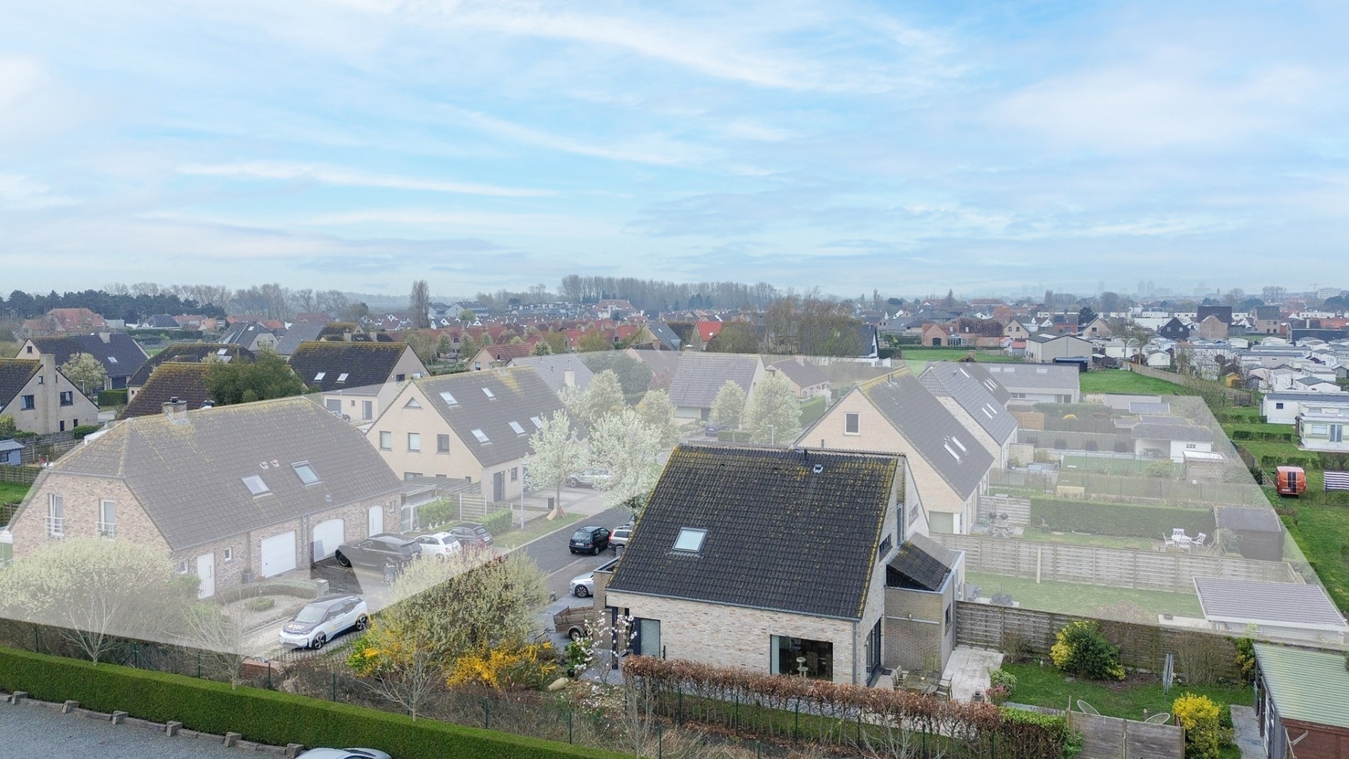 Instapklare halfopen woning met 3 slaapkamers en zonnige tuin in Vosseslag, vlakbij bos en duinen 