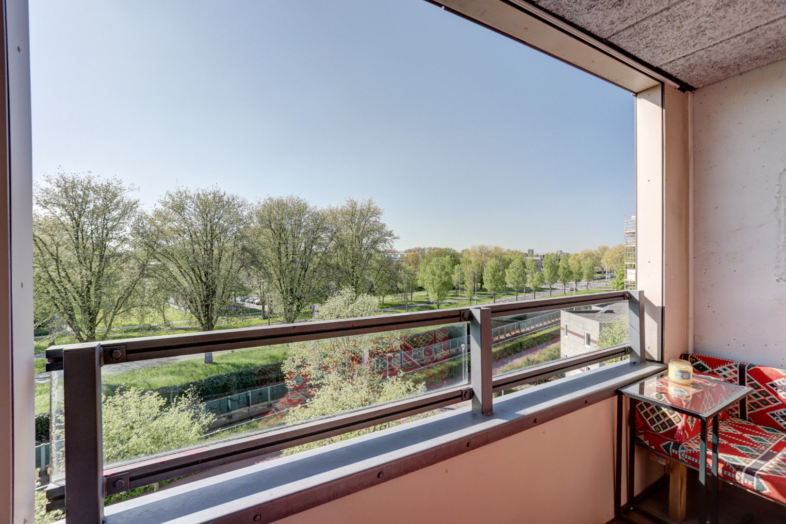 Zonder klussen te betrekken dit 2-kamer appartement op de 4e verdieping met zonnig balkon, moderne badkamer, 1 slaapkamer en berging in de onderbouw! 