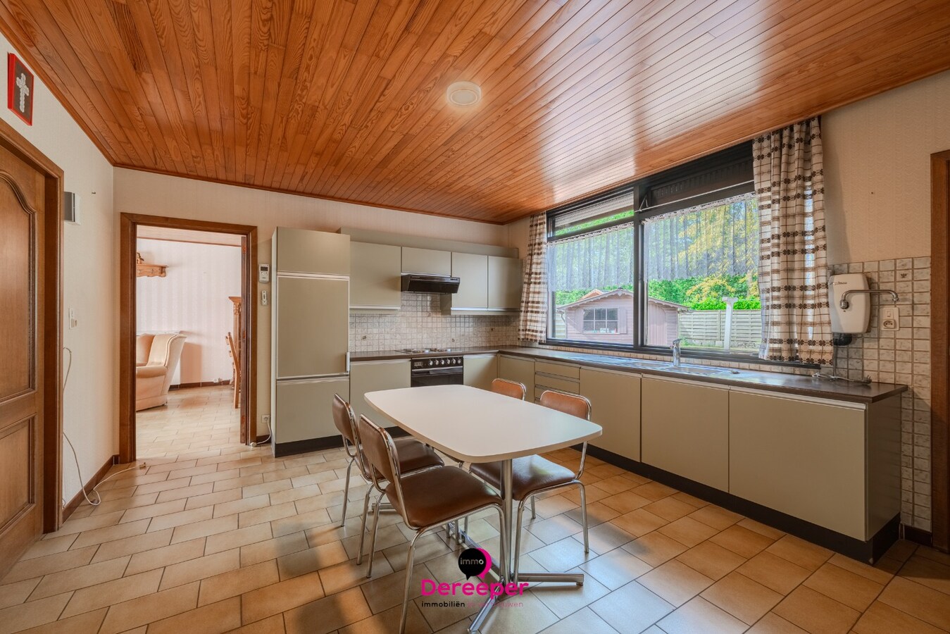 Te renoveren bungalow op ruim perceel van 678 m² 