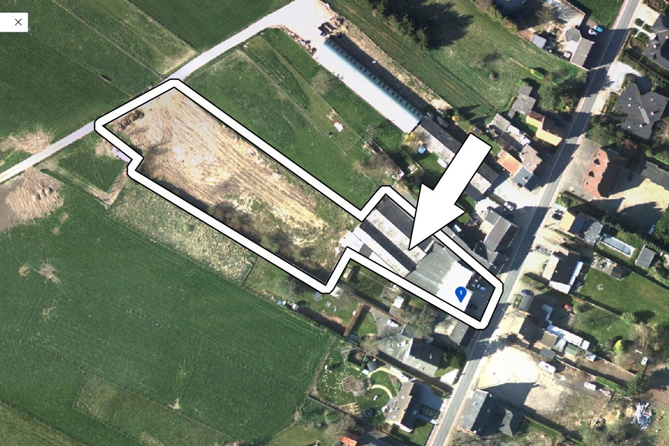 Handelsgelijkvloers met opslagruimte, weiland en achteringang 