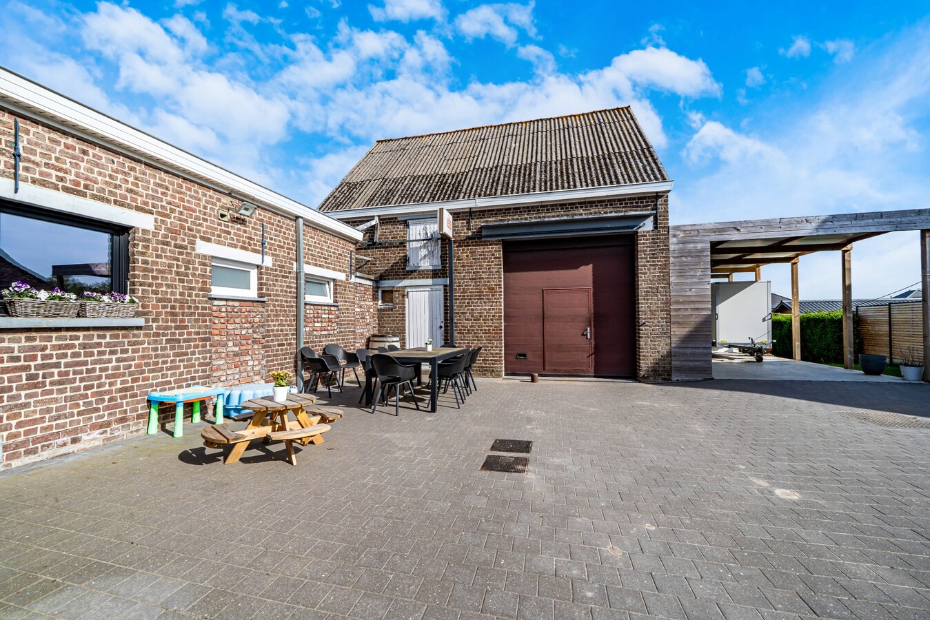 Gezinswoning met ruime opslagplaats en carport in het centrum van Ouwegem 