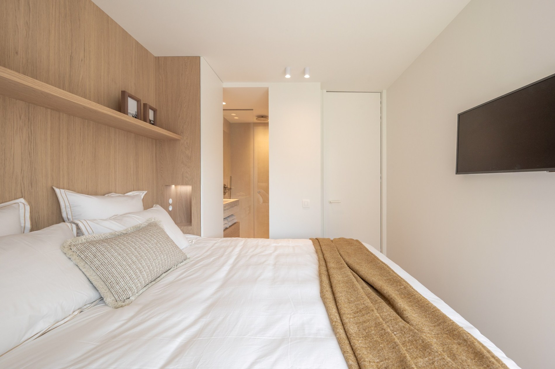 Appartement exclusivement rénové avec 3 chambres à vendre près de la plage d'Albert et de la place de la Lumière. 