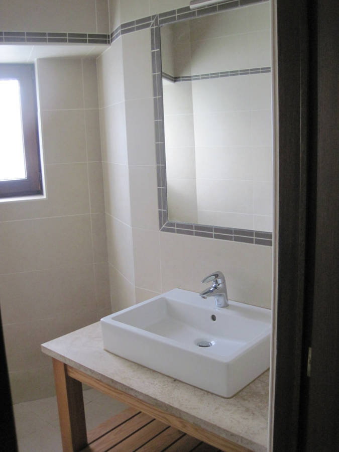 Ruim, lichtrijk appartement op de 1° verdieping. GEEN VASTE KOSTEN !! 