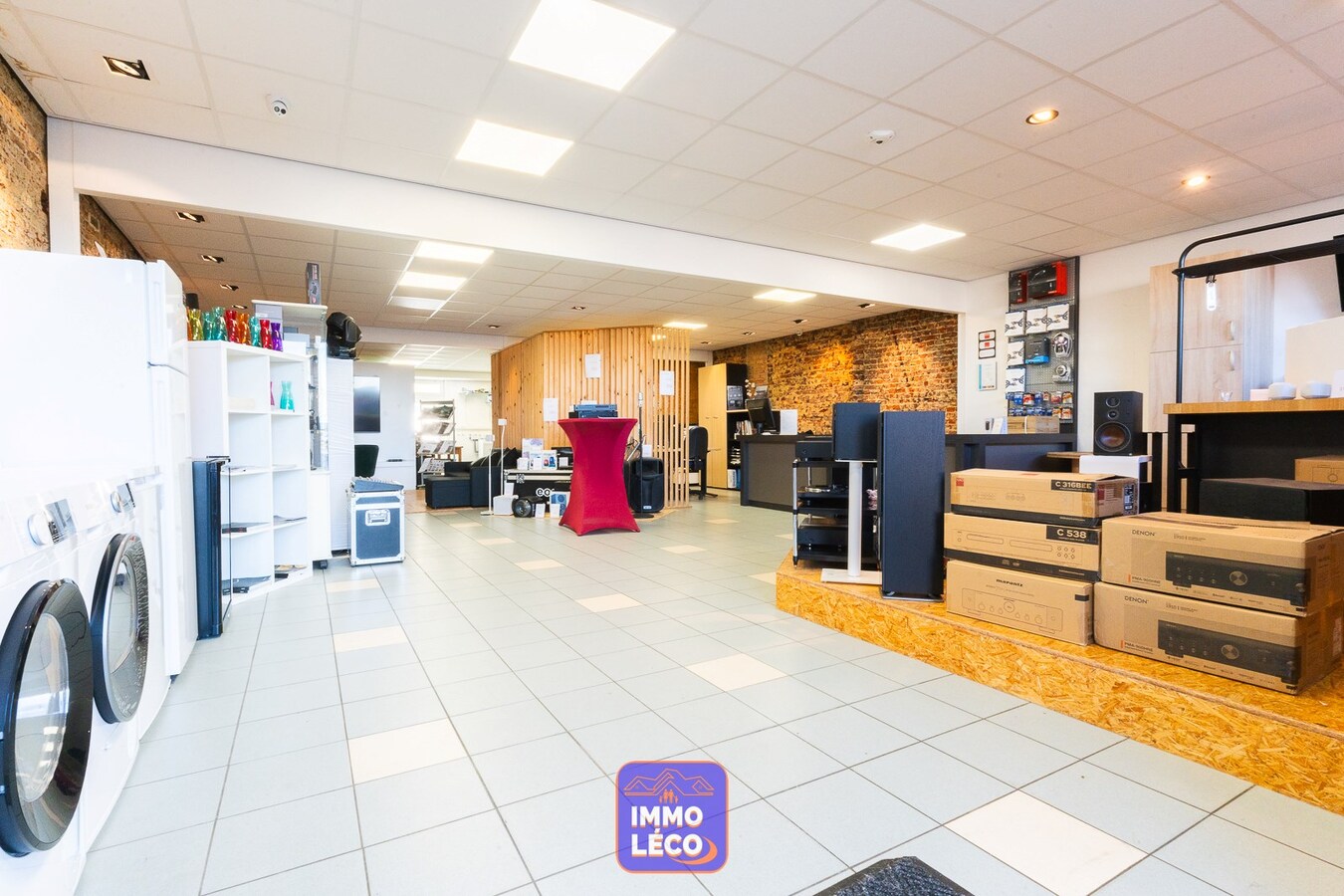 Surface commerciale de +/- 160m² avec grand jardin. 