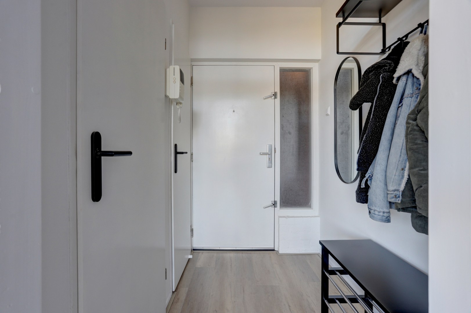 Instapklaar 3-kamer appartement op de 4e en 5e verdieping met ruim zonnig terras, eigen parkeerplaats in de parkeergarage, berging in de onderbouw en gelegen op eigen grond. 