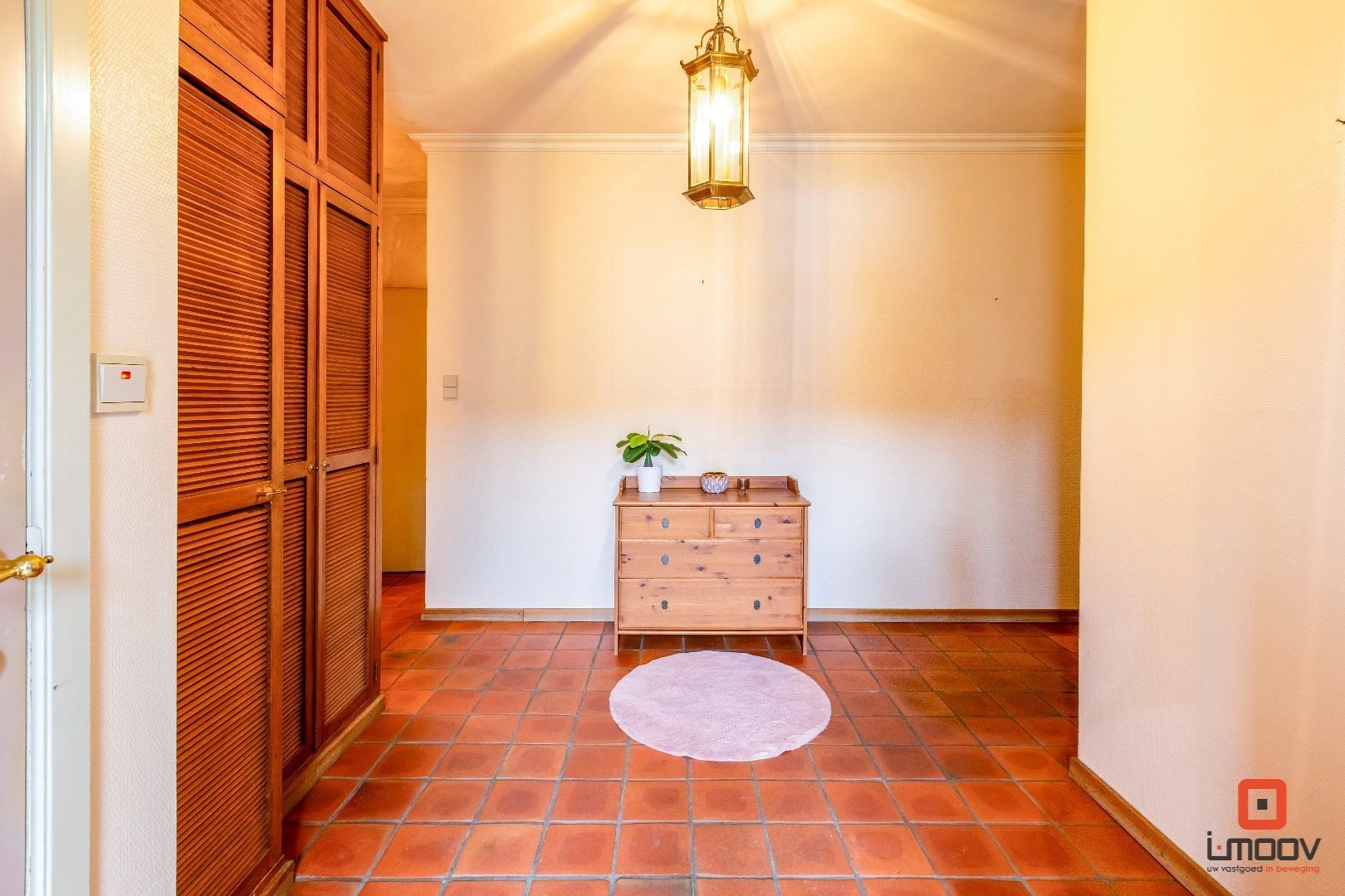 Ruime, te renoveren villa met grote tuin en twee garages 