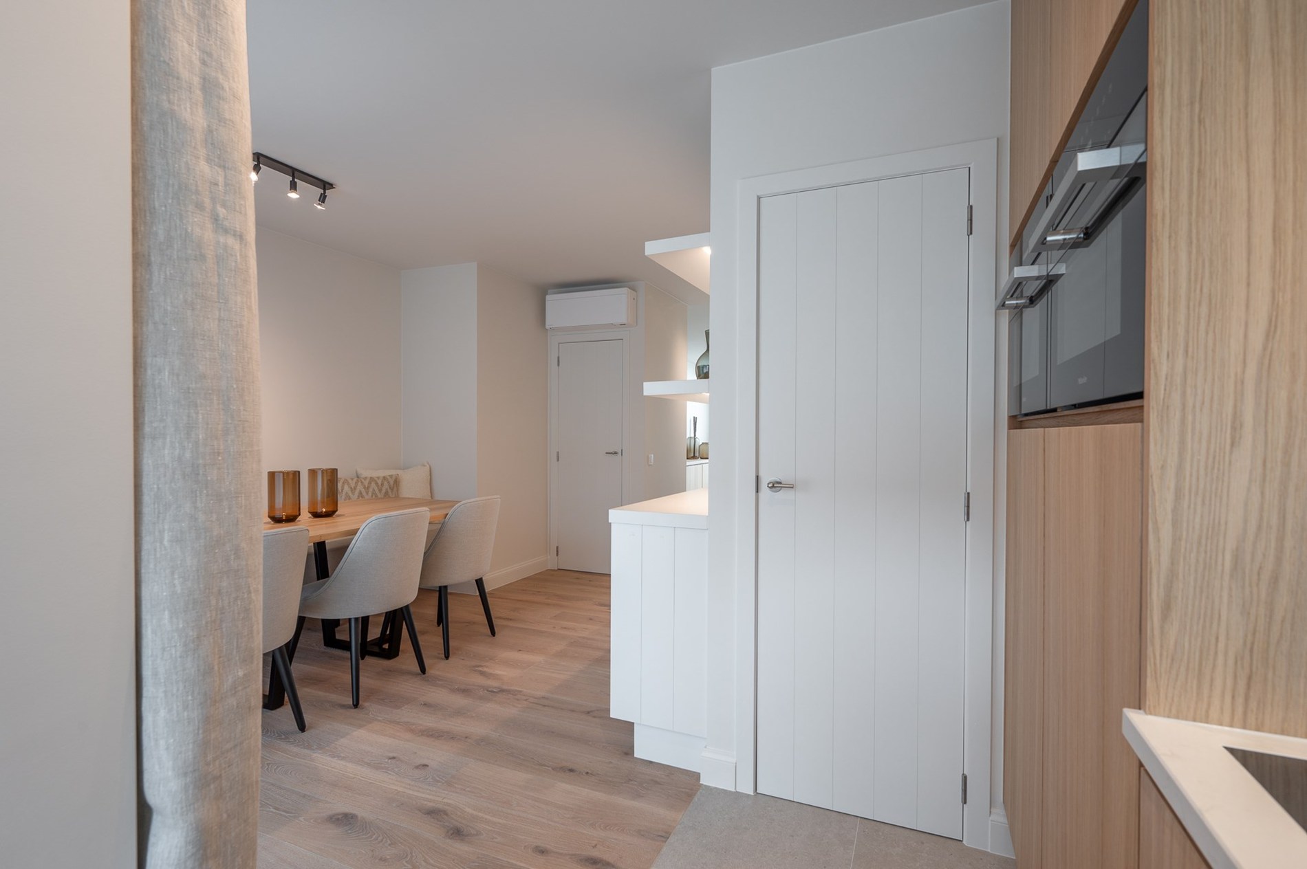 et strand.Magnifique appartement en duplex magnifiquement rénové avec vue latérale sur la mer, 2 chambres à coucher complètes, 2 grandes terrasses et un niveau de finition exceptionnel, situé à quelqu 