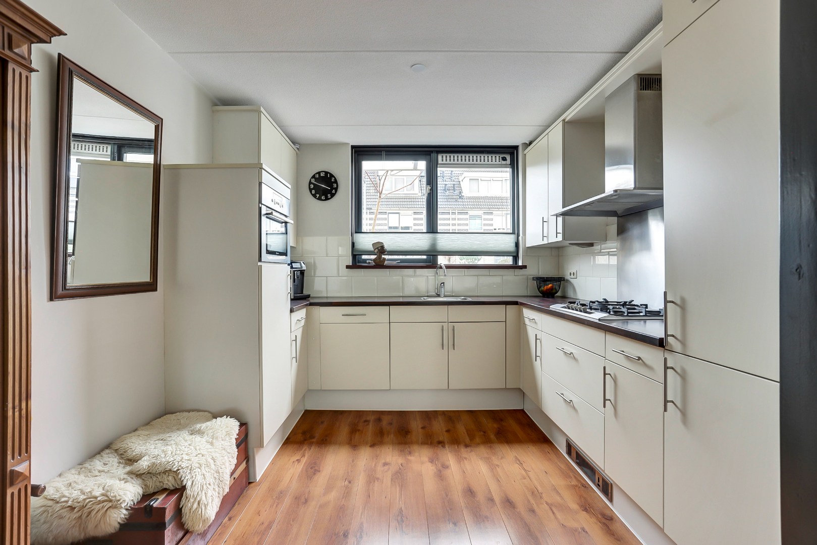 Ruime 5-kamer tussenwoning met inbouw keuken, moderne badkamer, 4 slaapkamers, ruime tuin gelegen op het zuidwesten. 