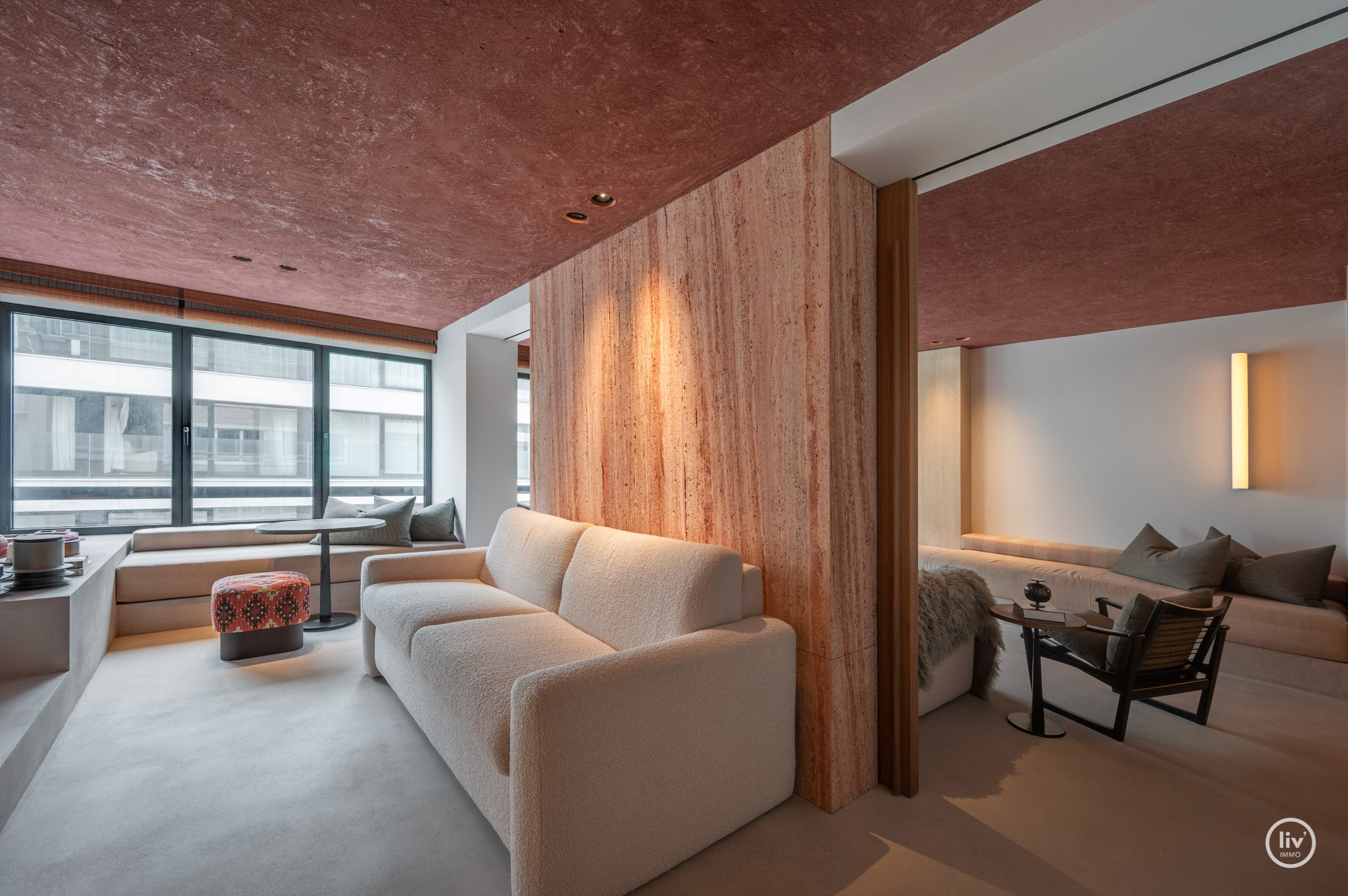 Uniek appartement ontworpen door architect Glenn Sestig met zijdelings zeezicht aan het Driehoeksplein 